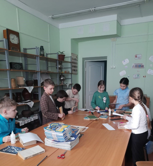 «Открывая книгу».